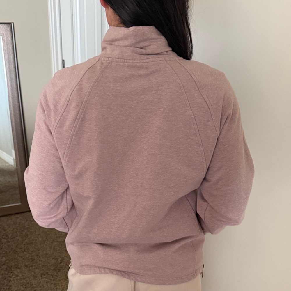 Varley Cozy sweatshirt with a floral accent scarf. Perfect for casual wear. smal - Picture 3 of 11